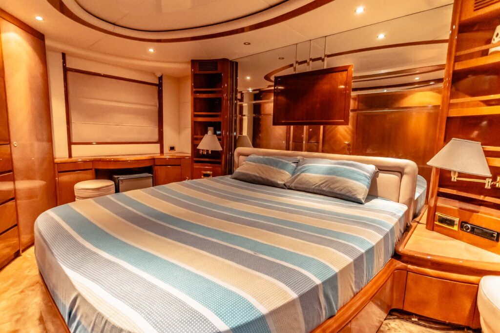 Azimut Jacuzzi Luxury 80 ft Yacht 4
